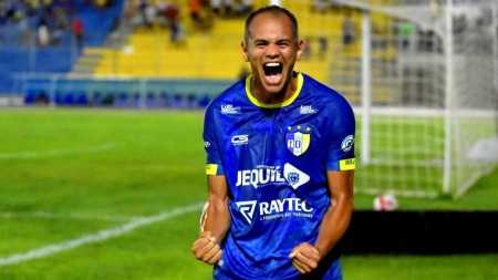 Atacante Tiago Recife comemora gol do Jequié no Campeonato Baiano