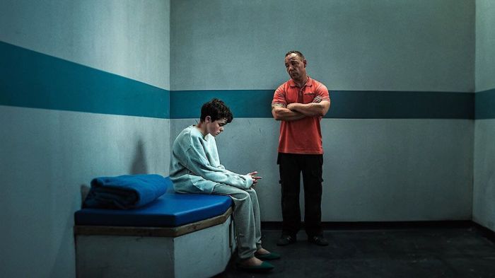 Um garoto de 13 anos é acusado de assassinar uma colega de escola, levando a família, a terapeuta e o investigador do caso a se perguntarem: o que realmente aconteceu.