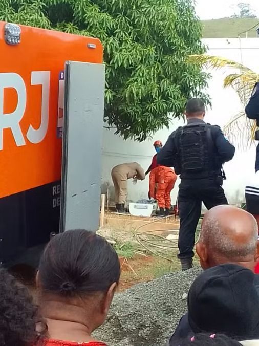 A Polícia Militar e o Corpo de Bombeiros resgataram os corpos nesta quarta-feira (25). 