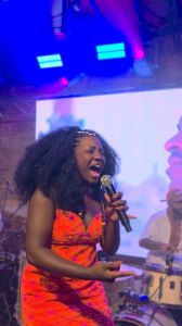 Cantora está internada em estado gravíssimo após sofrer um aneurisma cerebral; fãs e artistas mobilizam redes sociais em corrente de oração e apoio