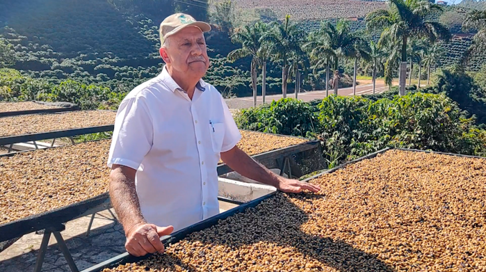 Cafeicultor Adriano Muniz, orgulhoso de seu café negociado para a China