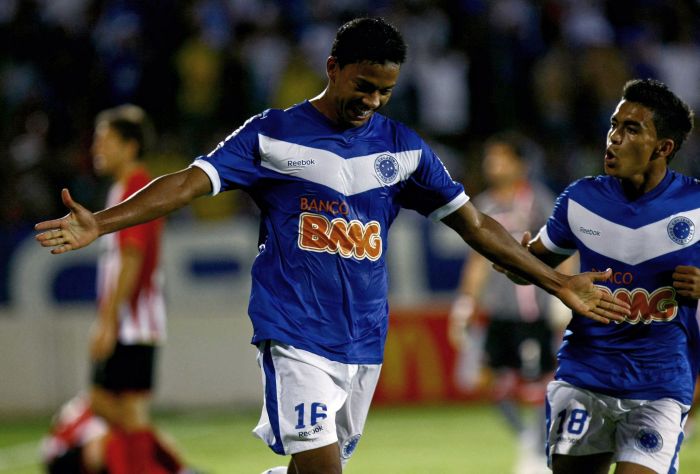 Dudu comemora gol com Wallyson sobre o Estudiantes de La Plata na Copa Libertadores de 2011
