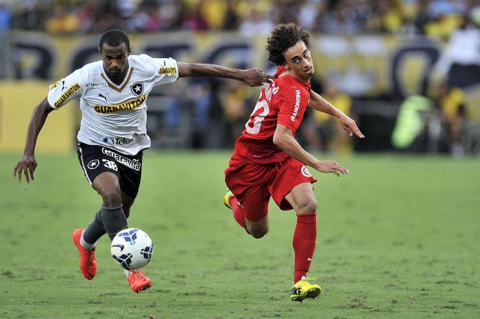Valdívia em ação pelo Internacional em abril de 2014, contra o Internacional, pelo Campeonato Brasileiro