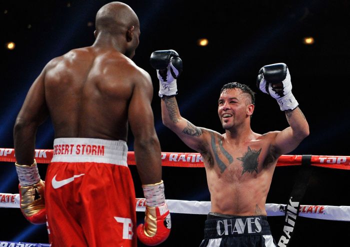 Diego Chaves durante luta em 2014 contra Timothy Bradley Jr.
