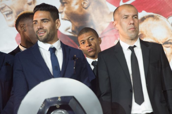 Leonardo Jardim ao lado de Radamel Falcao e à frente Mbappé, no Monaco
