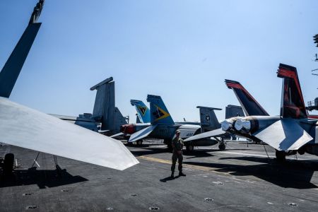 Jatos norte-americanos F/A-18 no porta-aviões USS Nimitz (CVN-68)