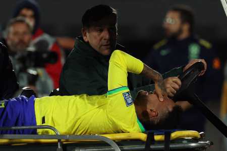 Neymar em carrinho maca após romper ligamento do joelho contra o Uruguai, em outubro de 2023 • Pablo Porciuncula/AFP