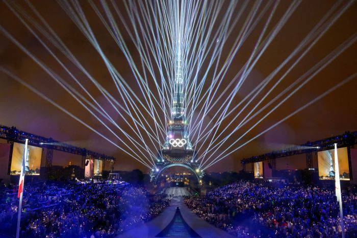 Show de luzes na Torre Eiffel na reta final da Cerimônia de Abertura Show de luzes na Torre Eiffel na reta final da Cerimônia de Abertura