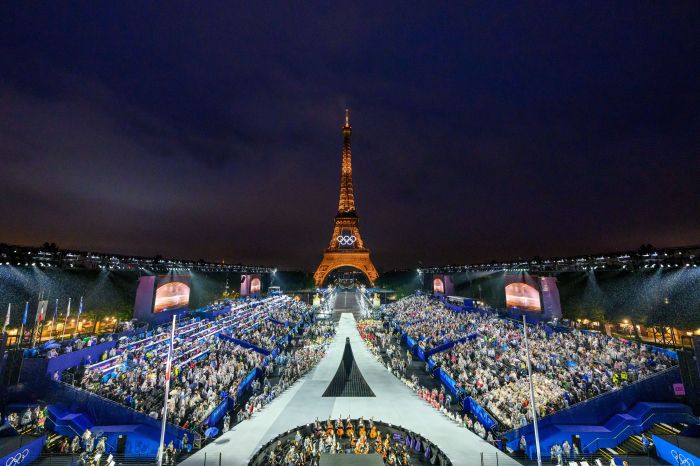 Ampla visão do Trocadero à Torre Eiffel em noite emocionante da Abertura dos Jogos de Paris Ampla visão do Trocadero à Torre Eiffel em noite emocionante da Abertura dos Jogos de Paris