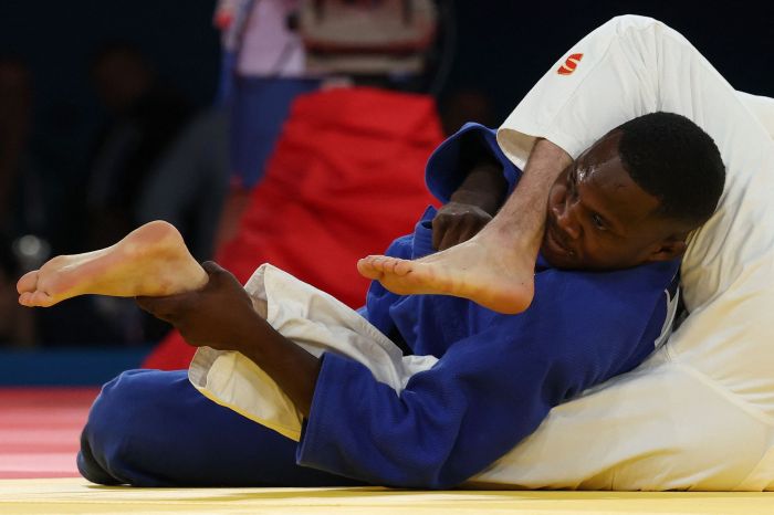 Rafael Macedo atinge o pé no rosto do francês Maxime-Gael Ngayap Hambou na disputa pelo bronze. na Olimpíada de Paris 2024
