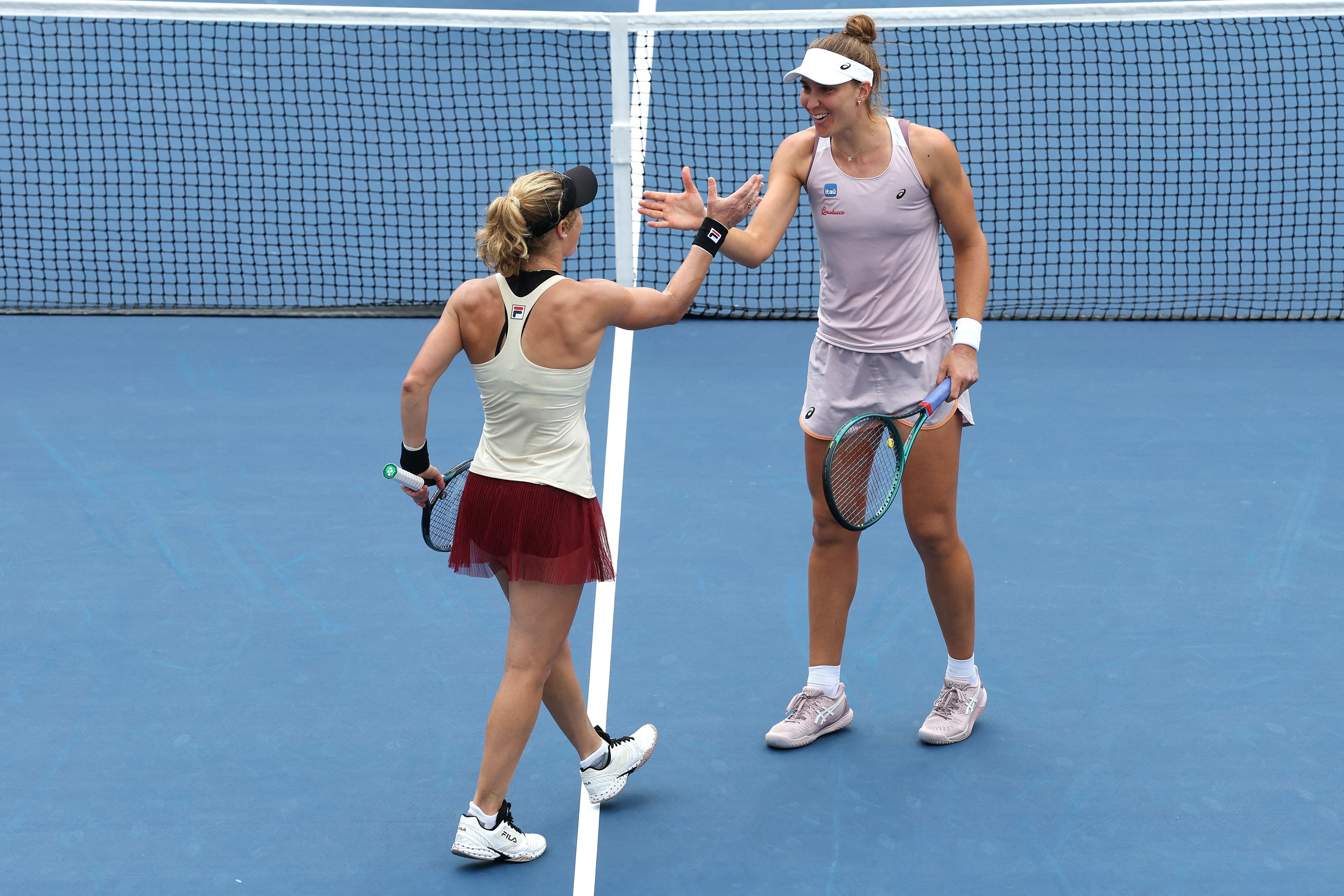 Tênis: Bia Haddad vence e avança nas duplas do WTA 1000 de Pequim