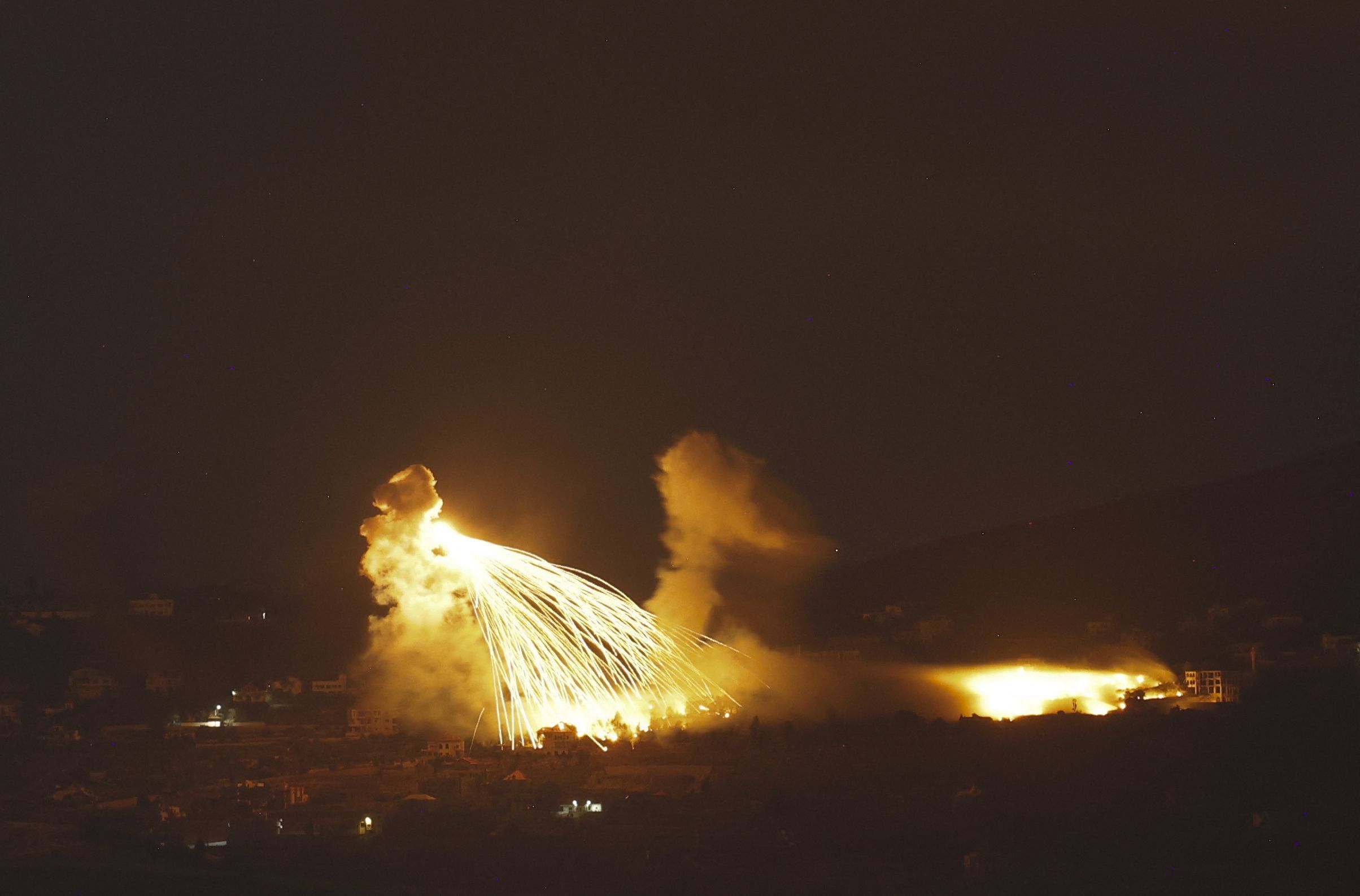 Bombardeios israelenses intensificam conflito com Hezbollah e Hamas, deixando dezenas de mortos