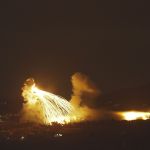 Bombardeios israelenses intensificam conflito com Hezbollah e Hamas, deixando dezenas de mortos