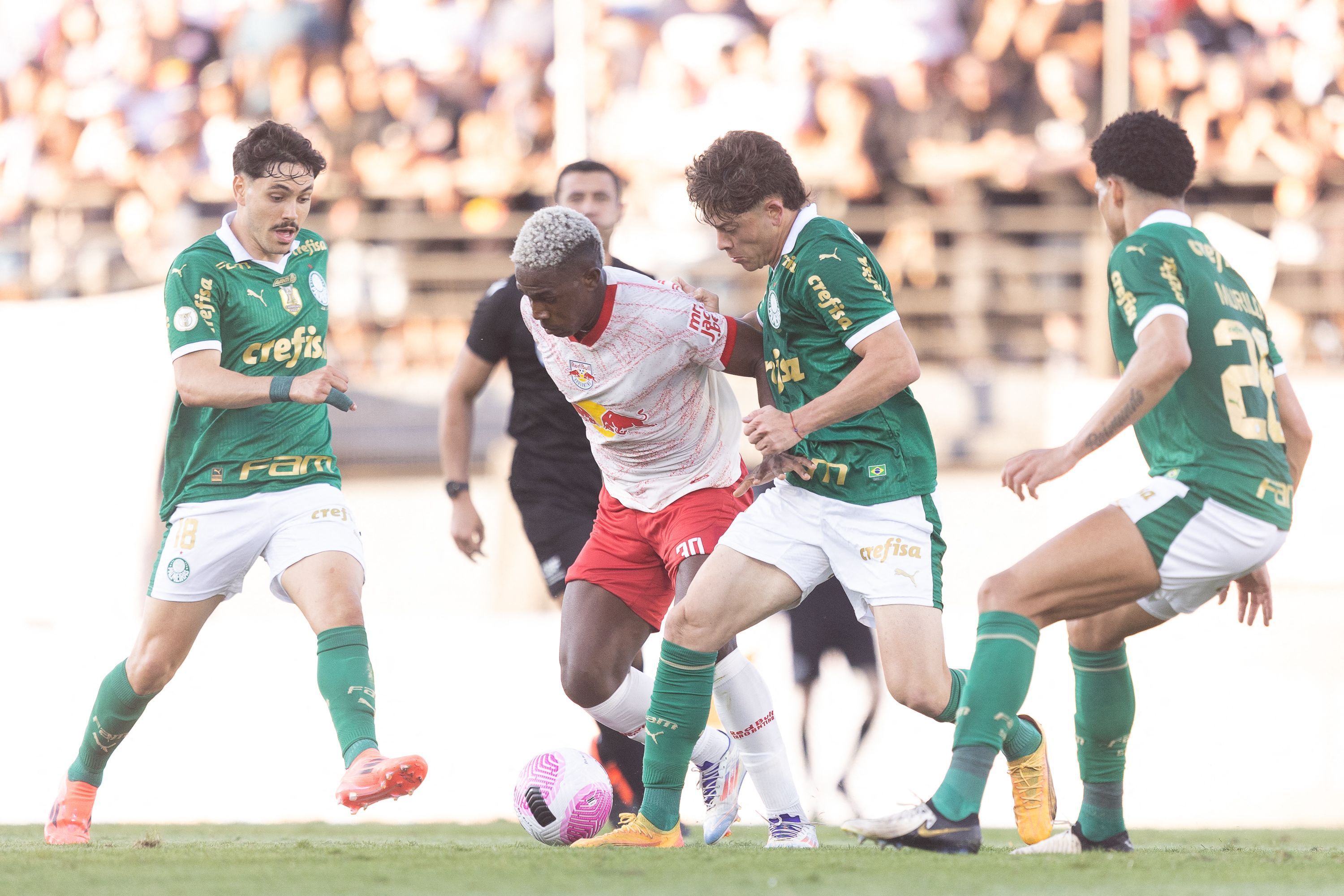 Palmeiras abusa de chances perdidas, empata com Bragantino e vê liderança ficar distante