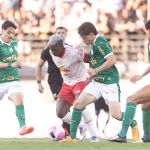 Palmeiras abusa de chances perdidas, empata com Bragantino e vê liderança ficar distante