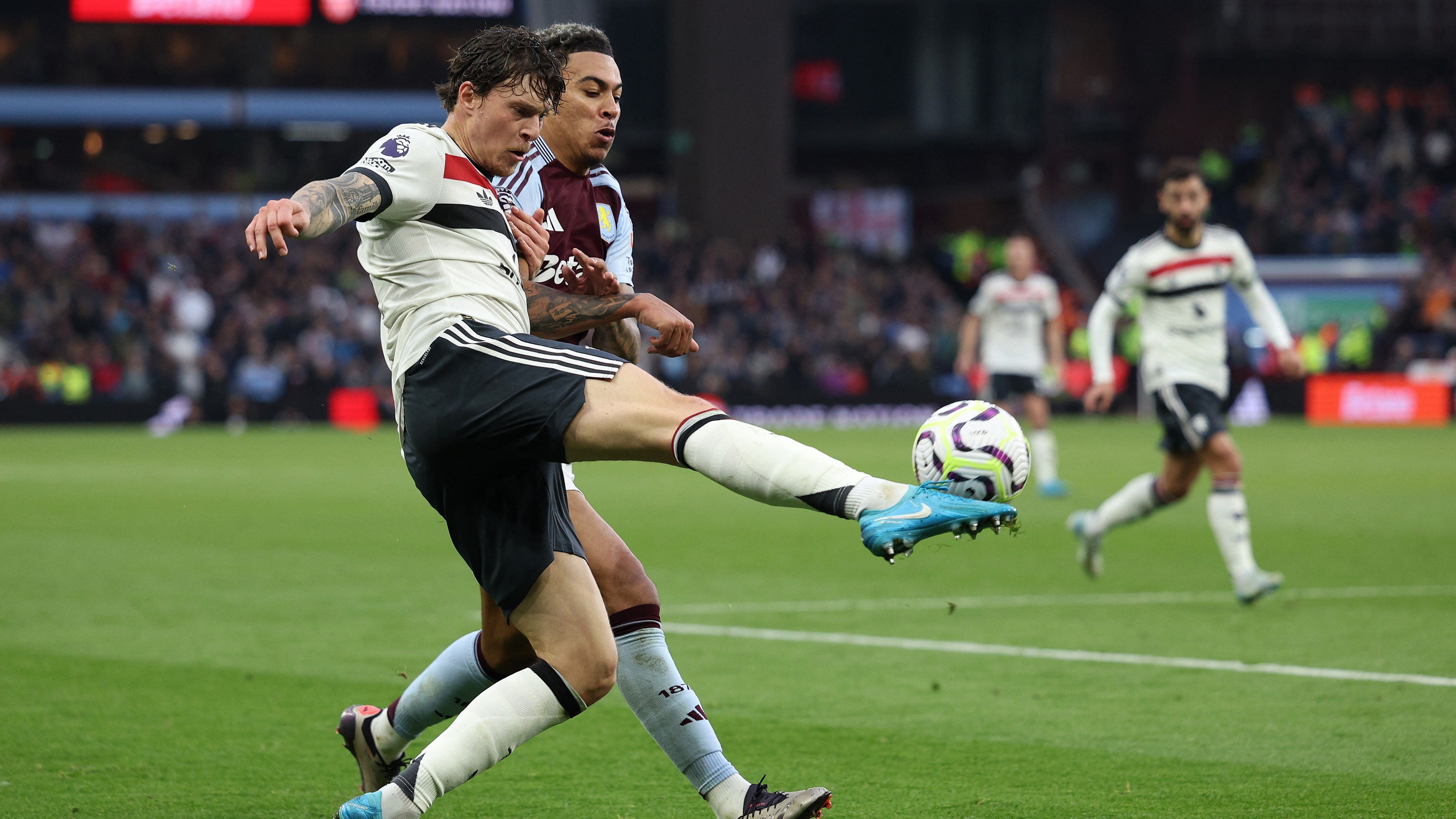 United fica no empate com Aston Villa e completa terceiro jogo sem vencer no Inglês