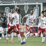 Vila Nova bate Goiás na Serrinha e cola no G4 da Série B