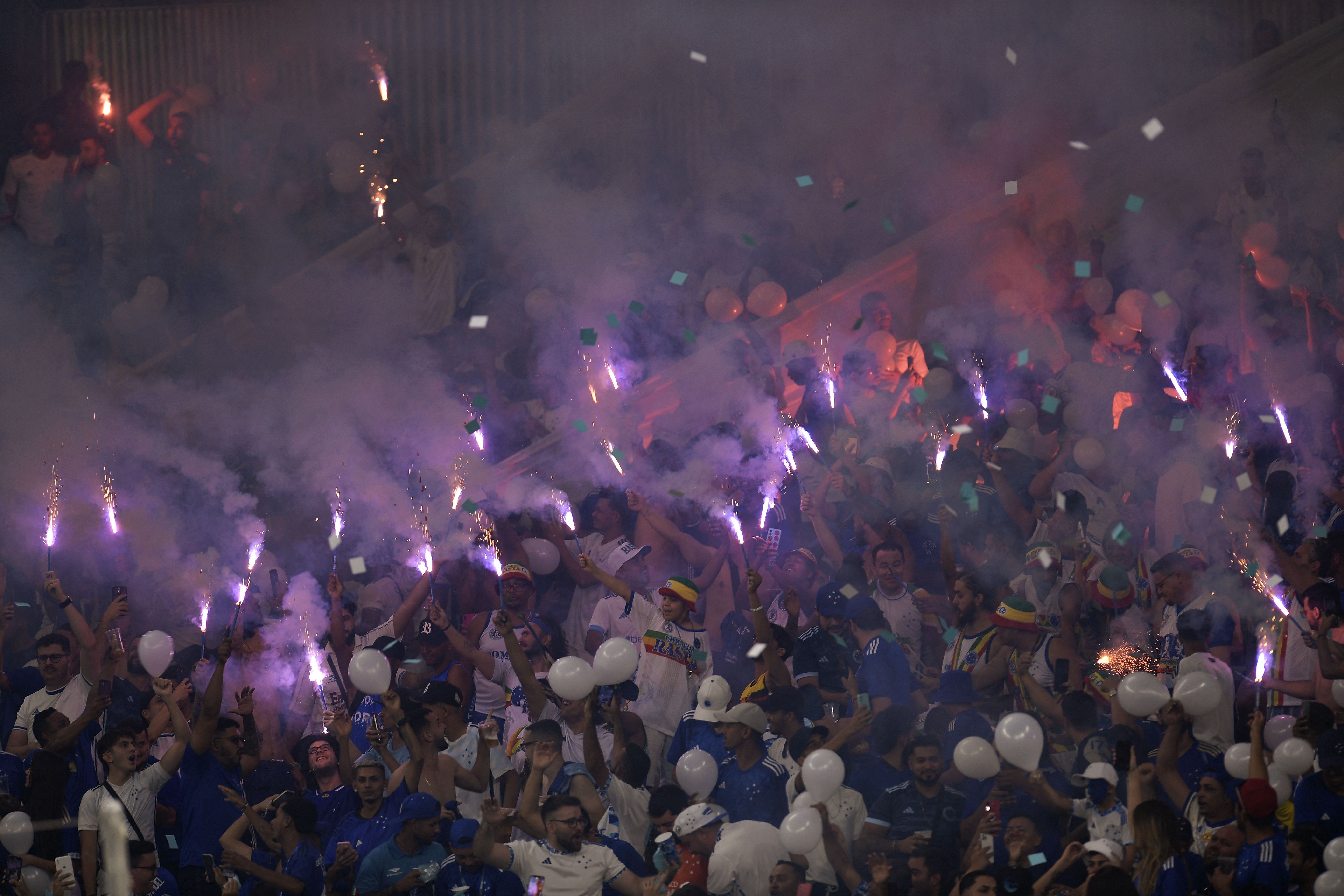 Torcida ignora pedido da diretoria do Cruzeiro e faz festa com sinalizadores no Mineirão