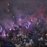 Torcida ignora pedido da diretoria do Cruzeiro e faz festa com sinalizadores no Mineirão