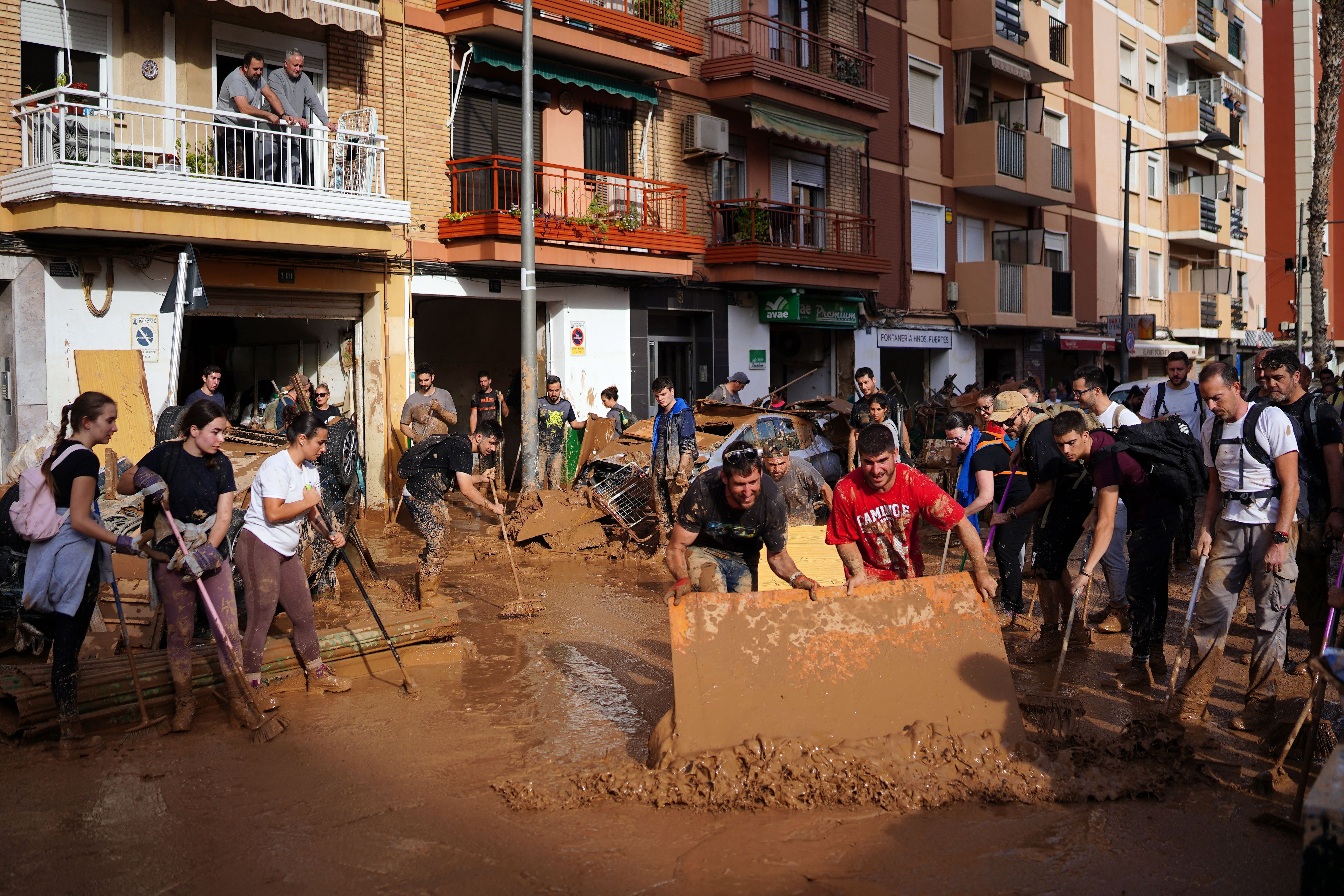 Cidade arrasada por enchentes na Espanha tem saques e necrotério improvisado
