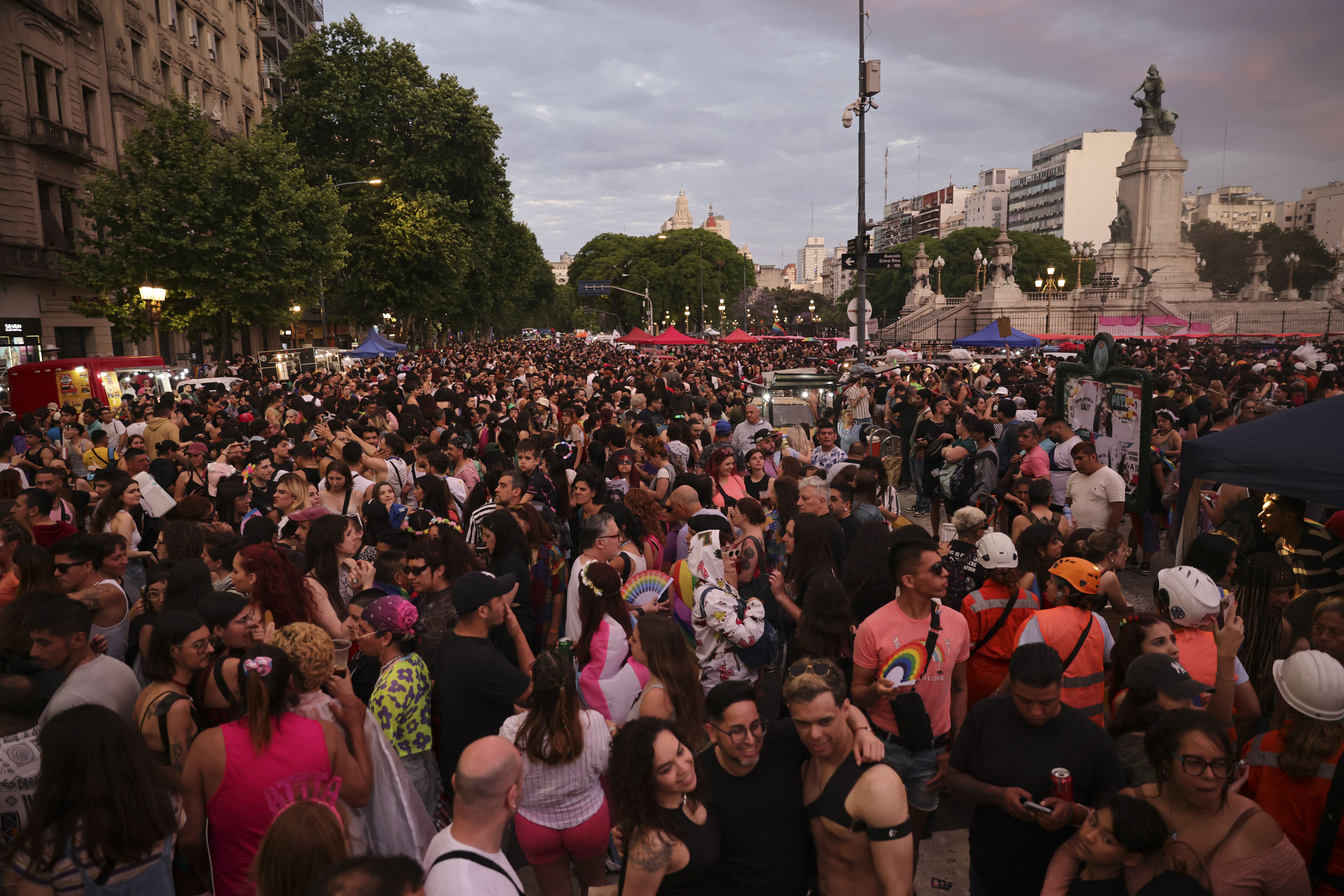 Marcha do Orgulho LGBT+ na Argentina é marcada por festa, brilho e protestos contra Milei