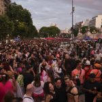 Marcha do Orgulho LGBT+ na Argentina é marcada por festa, brilho e protestos contra Milei