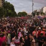 Marcha do Orgulho LGBT+ na Argentina é marcada por festa, brilho e protestos contra Milei