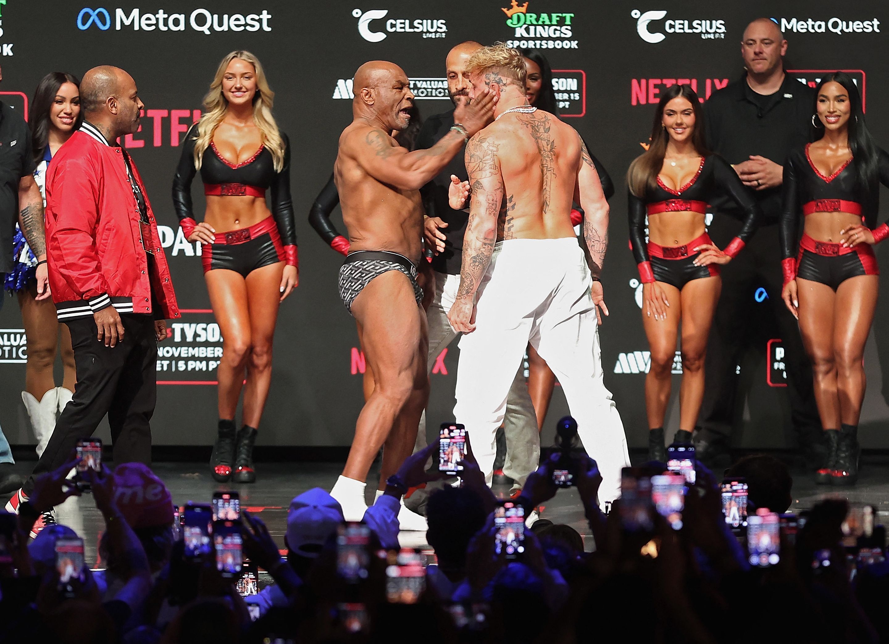 Mike Tyson dá tapa no rosto de Jake Paul durante encarada antes de luta; assista