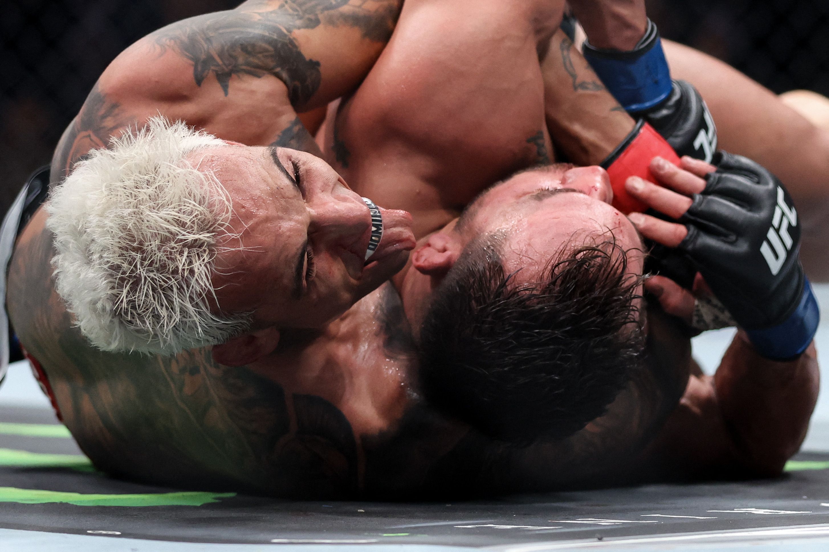 Do Bronx leva susto, mas vence Michael Chandler e entra na rota do cinturão do UFC