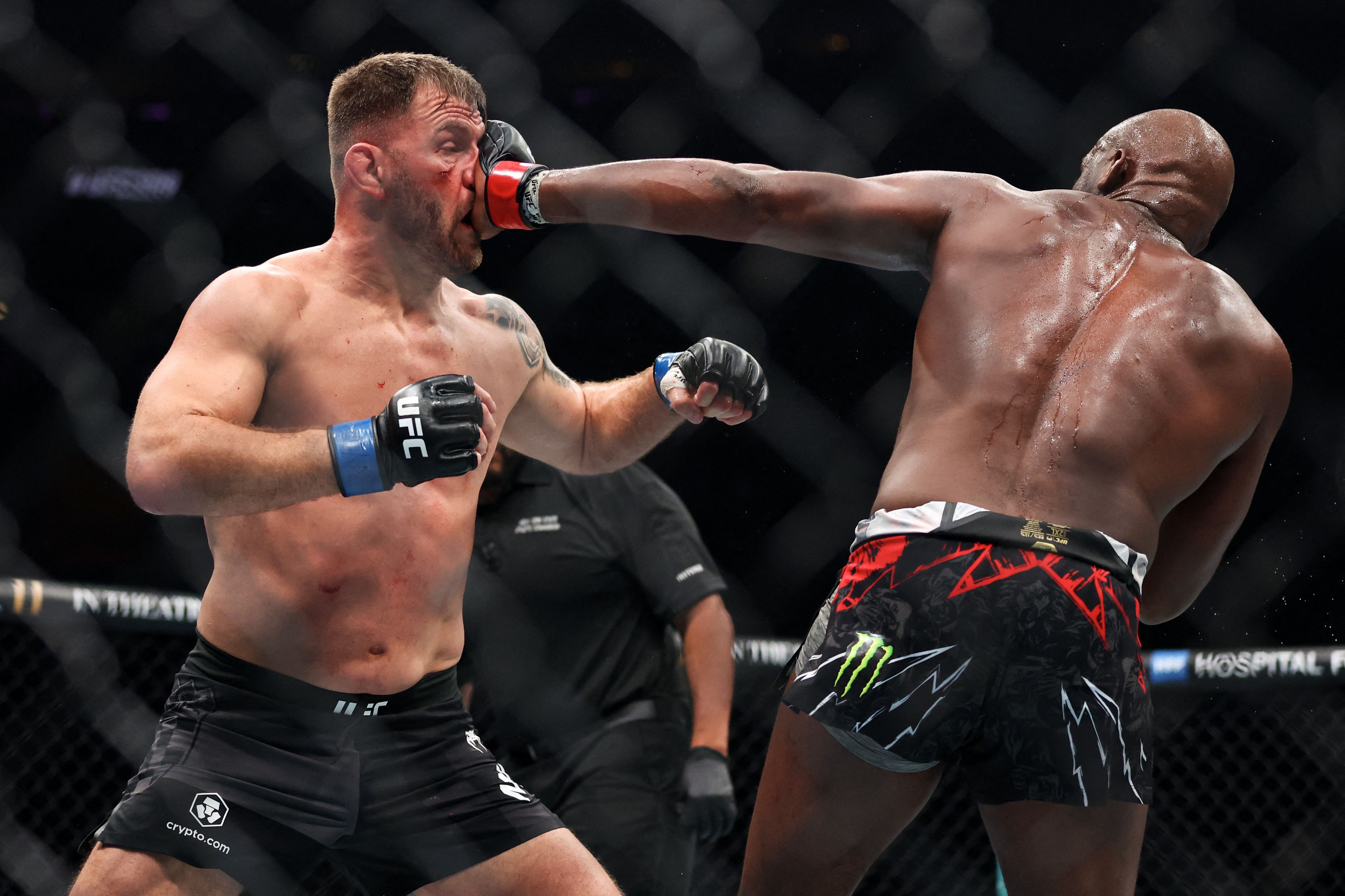 Avassalador, Jon Jones nocauteia Stipe Miocic e mantém cinturão do UFC