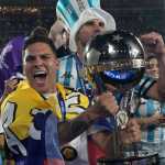 Ídolo do Atlético e algoz do Cruzeiro vai ao estádio e acompanha título do Racing