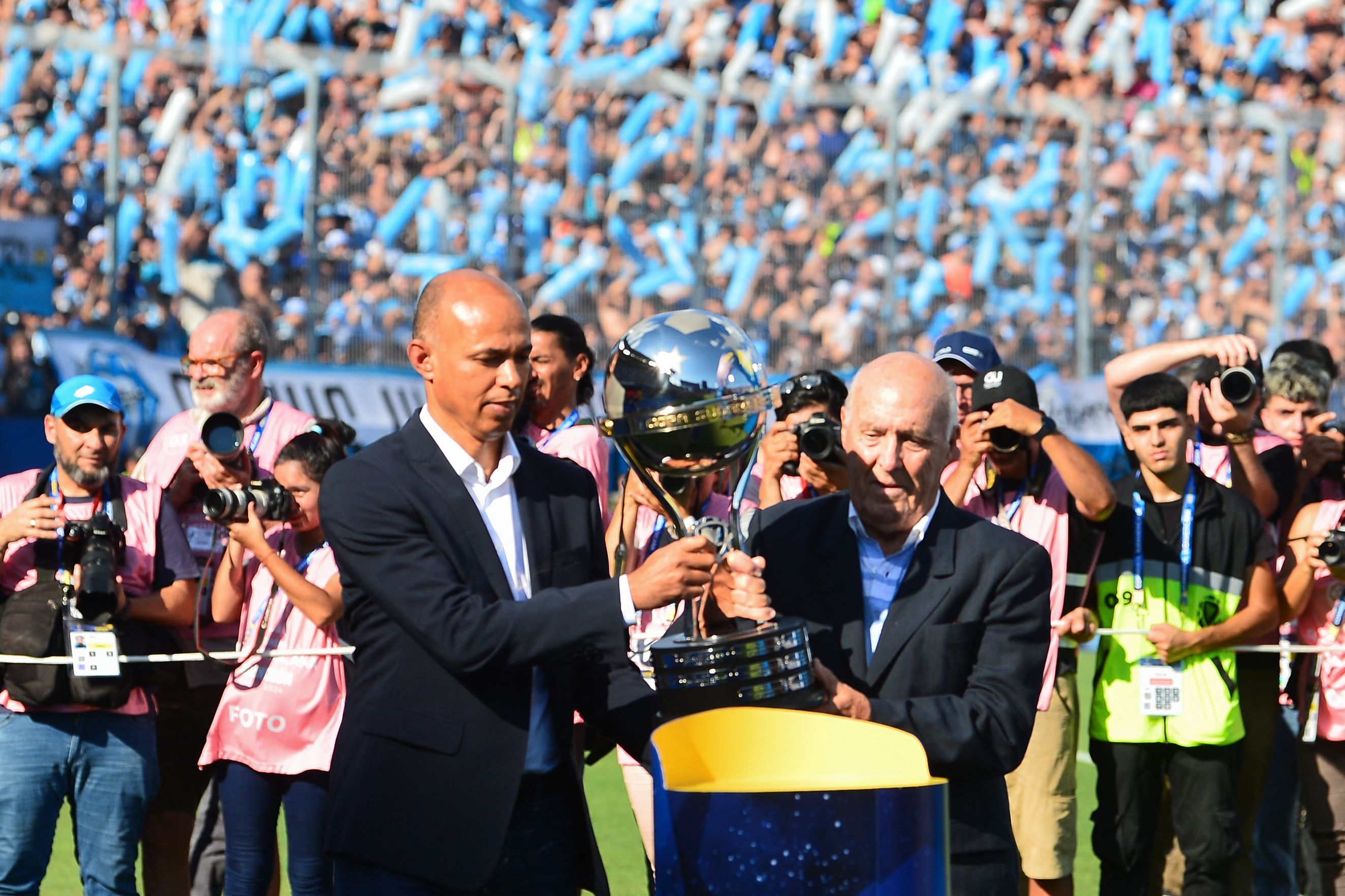 Maior campeão pelo Cruzeiro conduz taça da Sul-Americana ao lado de ídolo do Racing na final