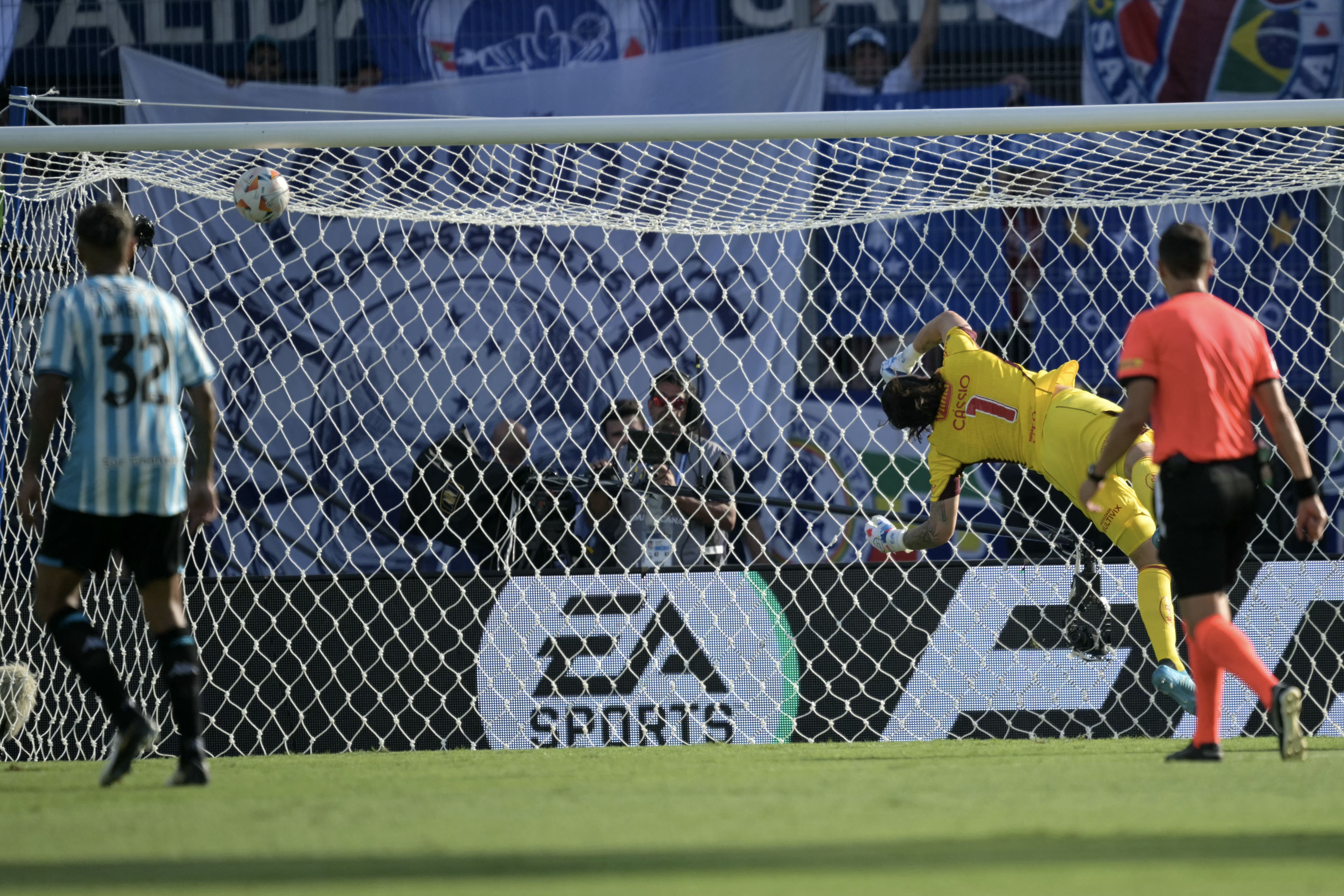 Déjà vu? Lateral do Racing se 'disfarça' de Riquelme e recria gol sofrido por Cássio
