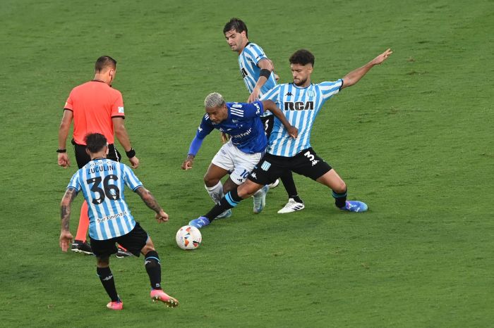Cruzeiro's midfielder #10 Matheus Pereira, Racing's defender #03 Marco Di Cesare and midfielder #13 Santiago Sosa fight for the ball next to Racing's midfielder #36 Bruno Zuculini during the Copa Sudamericana final football match between Argentina's Racing and Brazil's Cruzeiro at La Nueva Olla Stadium in Asuncion on November 23, 2024. (Photo by JOSE BOGADO / AFP)