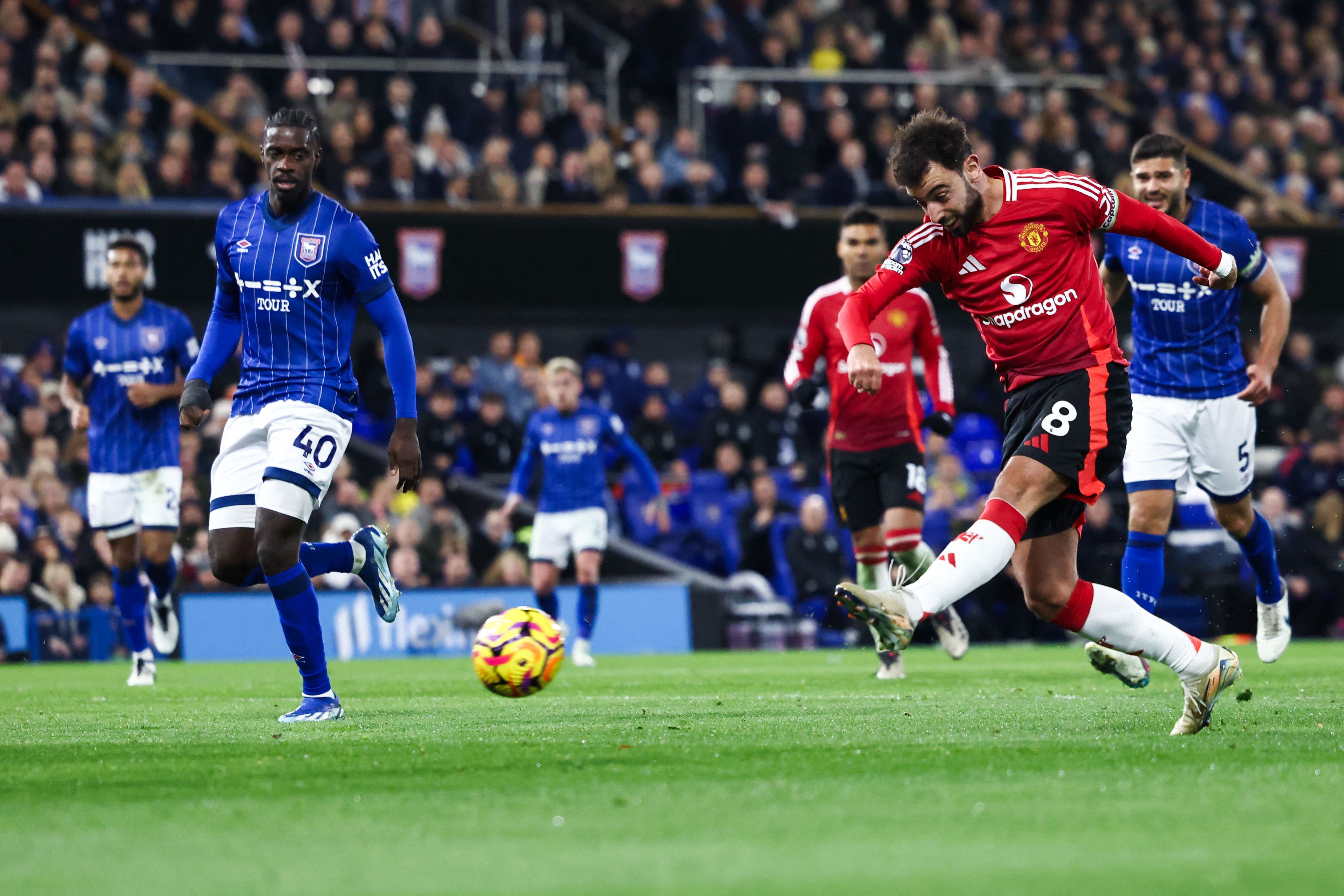 United marca no começo, mas cede empate para o Ipswich Town na estreia de Rúben Amorim