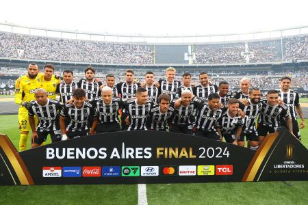 Time do Atlético postado em campo antes de a bola rolar