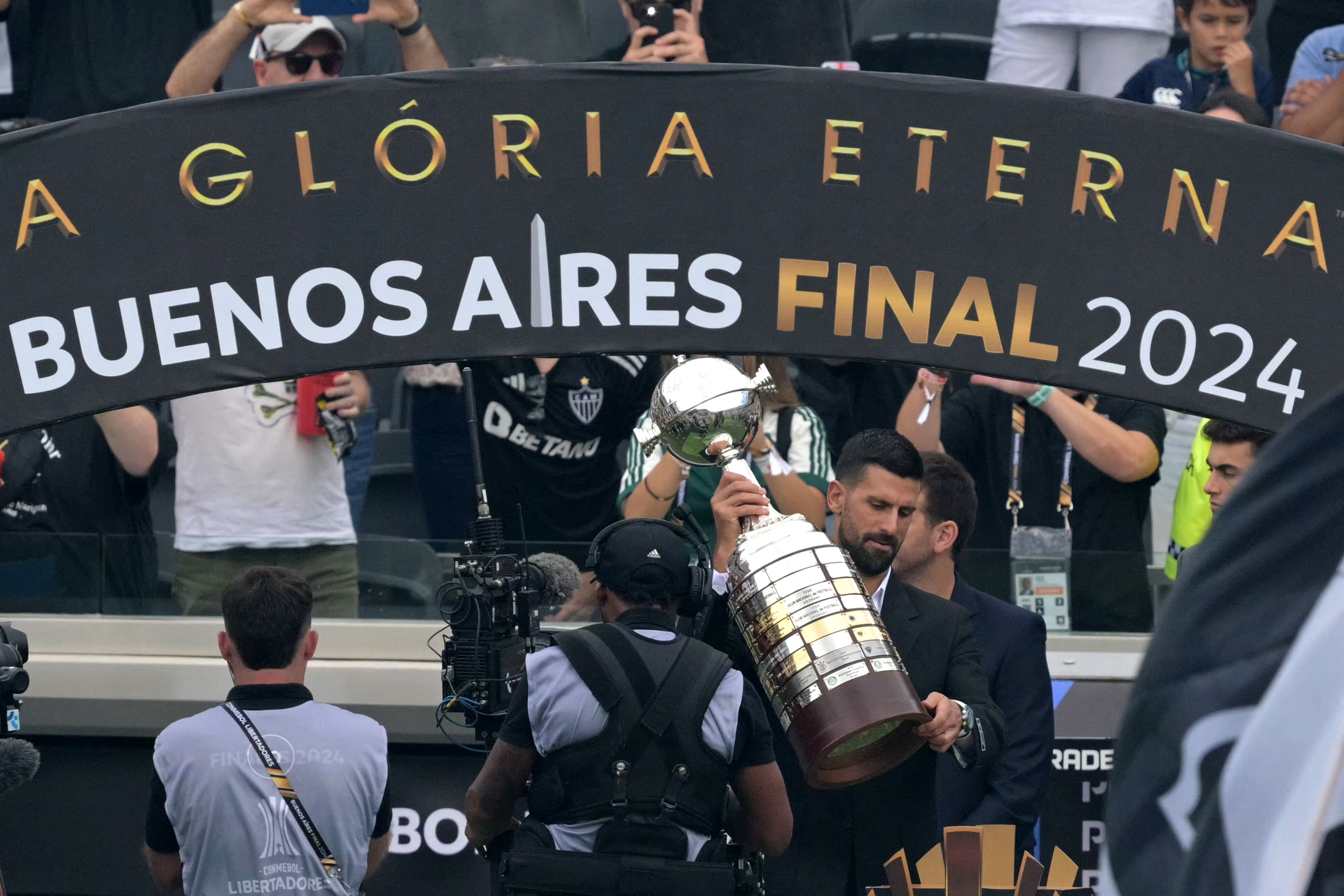 Atlético x Botafogo: Novak Djokovic entra em campo com a taça da Libertadores