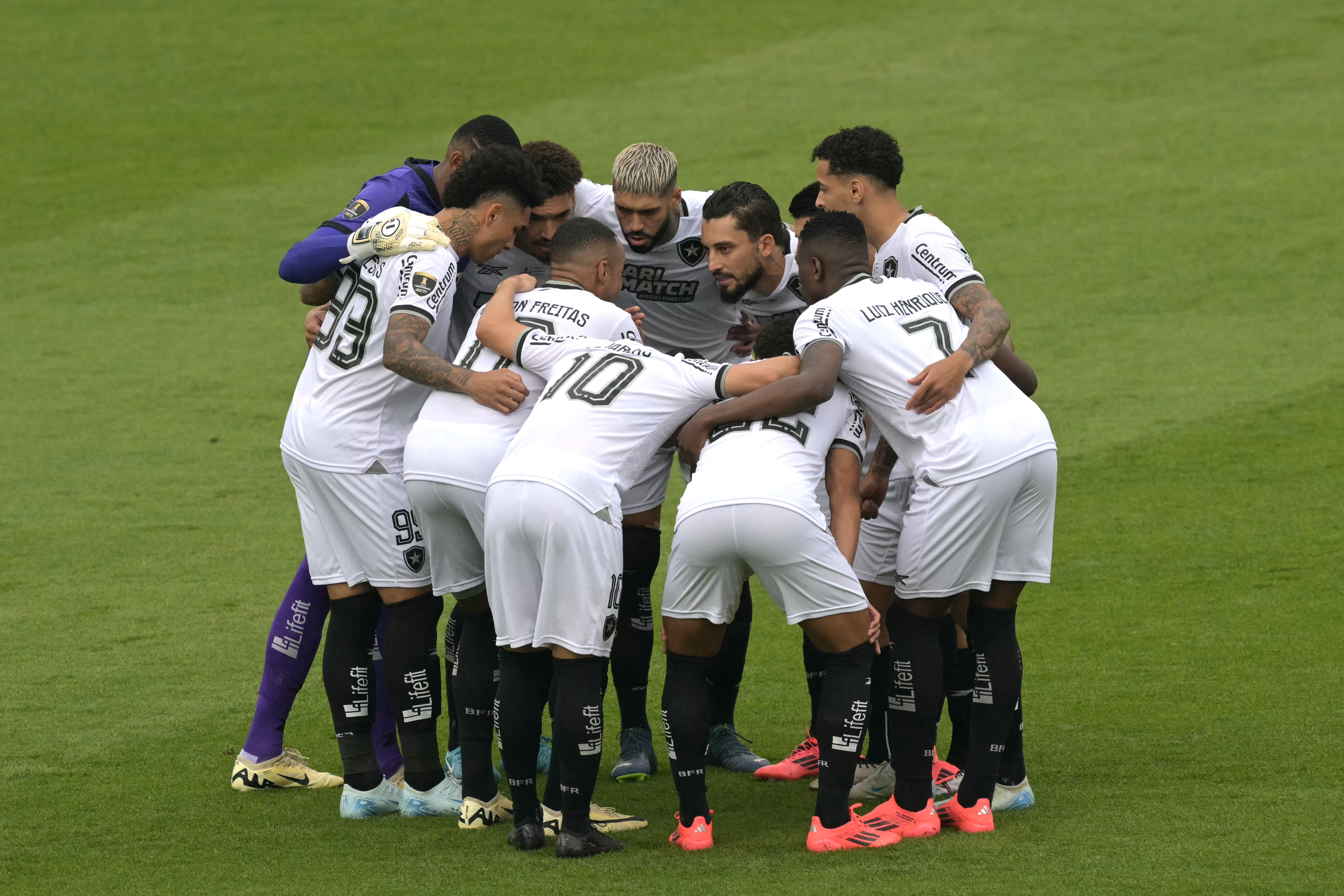 Jogador do Botafogo é expulso aos 30 segundos em final contra o Atlético