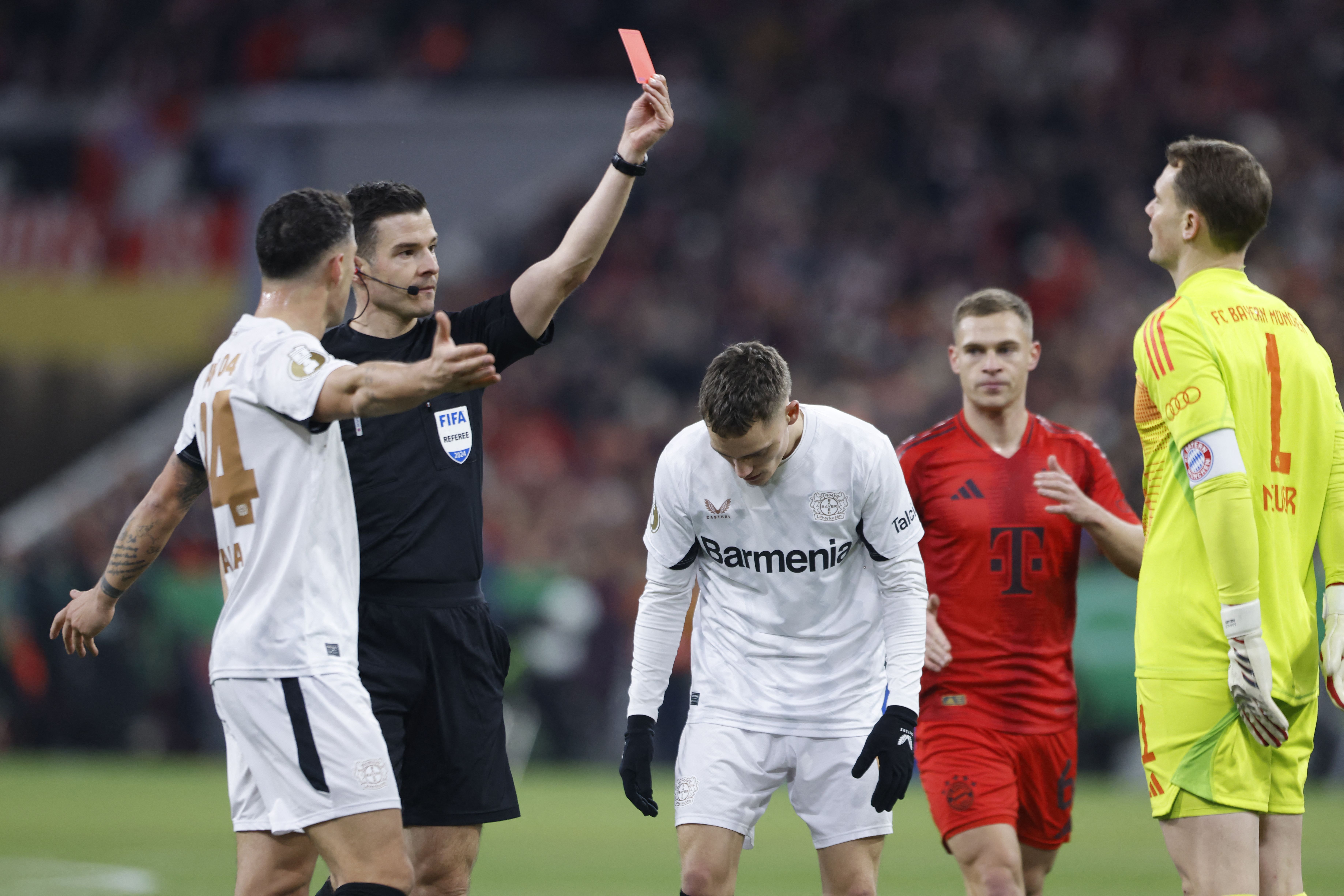 Neuer recebe primeiro cartão vermelho da carreira ao ser expulso contra o Leverkusen