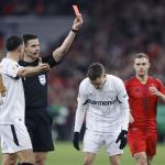 Neuer recebe primeiro cartão vermelho da carreira ao ser expulso contra o Leverkusen