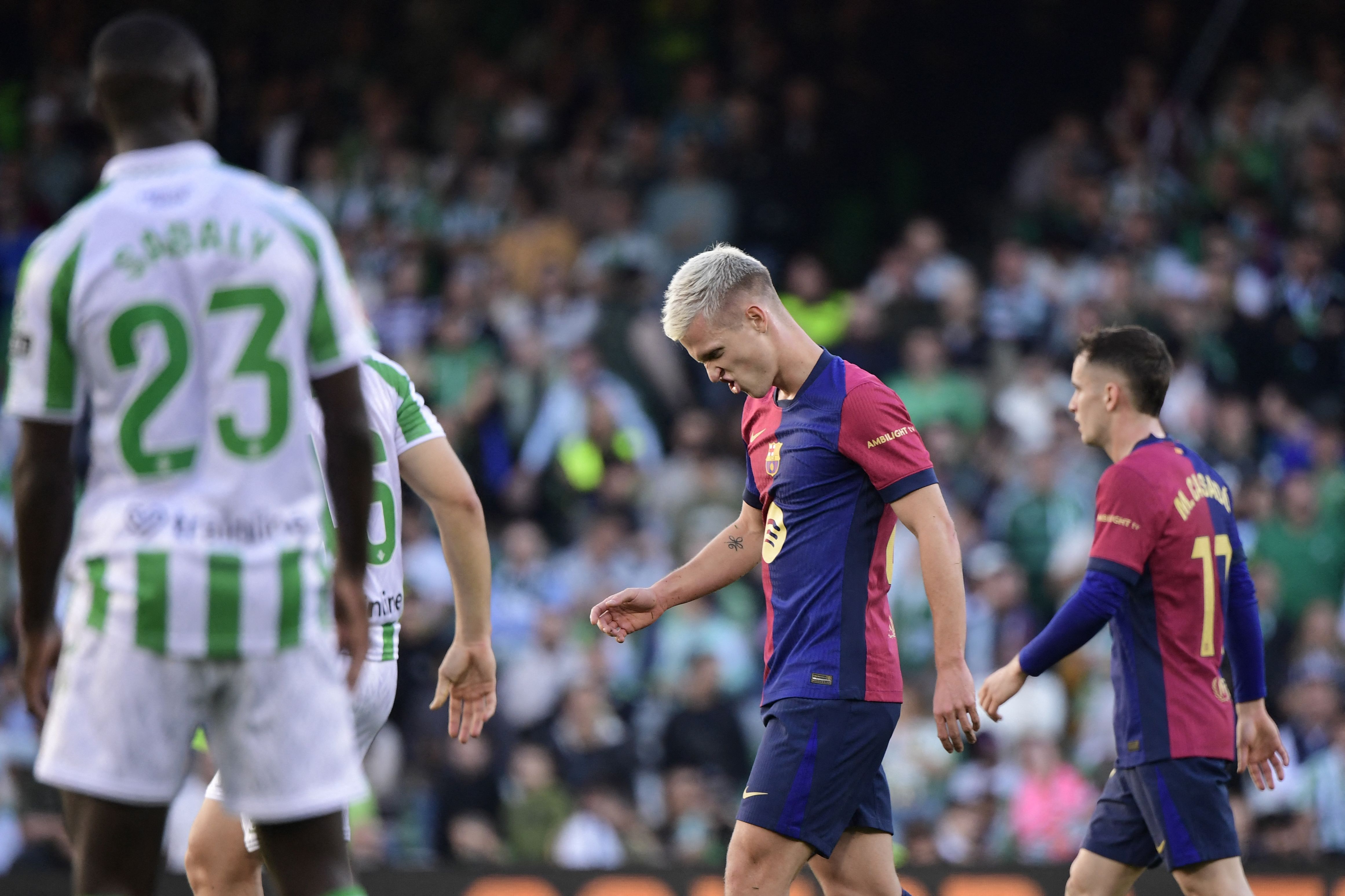 Com técnico expulso, Barcelona sofre gol no fim e empata com Betis na La Liga