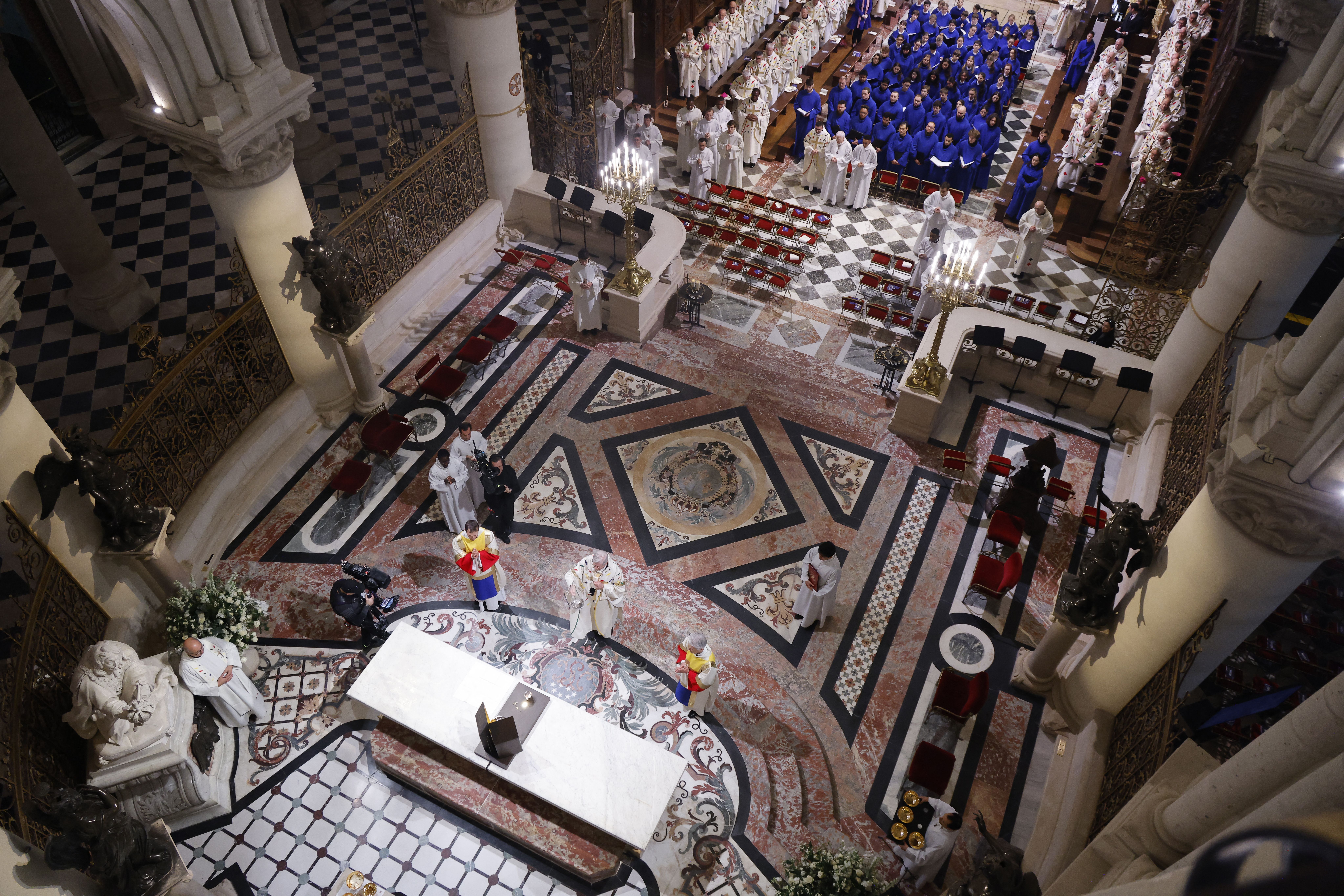 Catedral de Notre-Dame de Paris tem primeira missa após cinco anos de restauração contra danos do incêndio