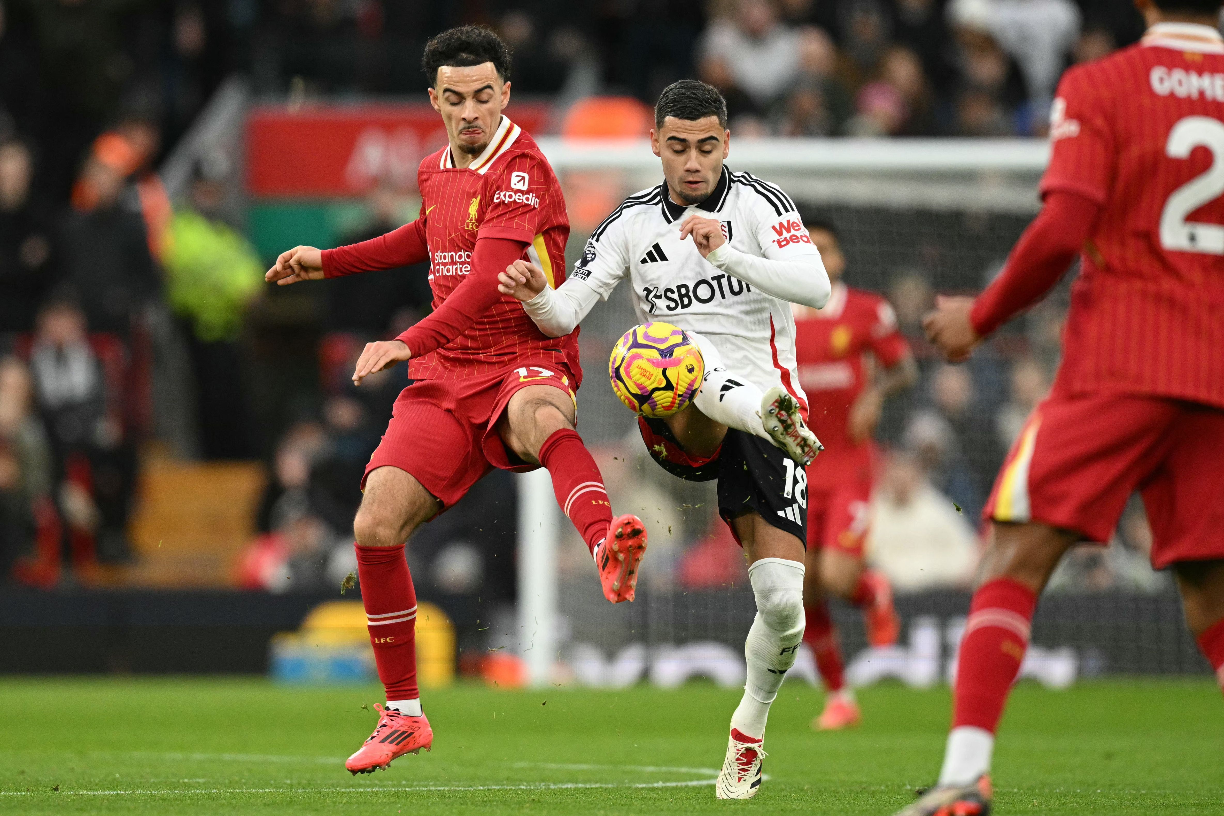 Com golaço de ex-Flamengo, Fulham segura empate contra o Liverpool na Premier League