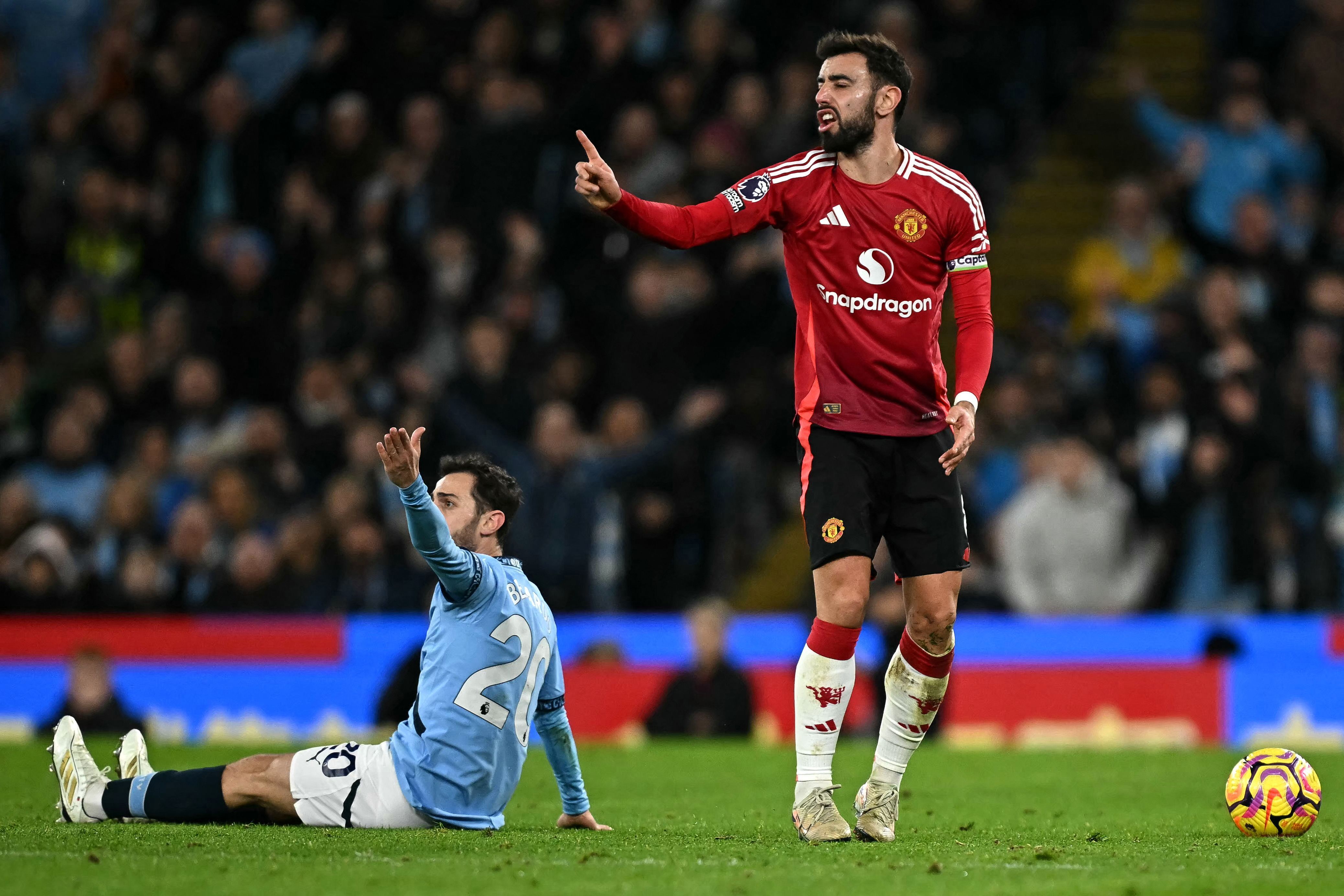 Com dois gols no fim, Manchester United bate City de virada no Derby de Manchester