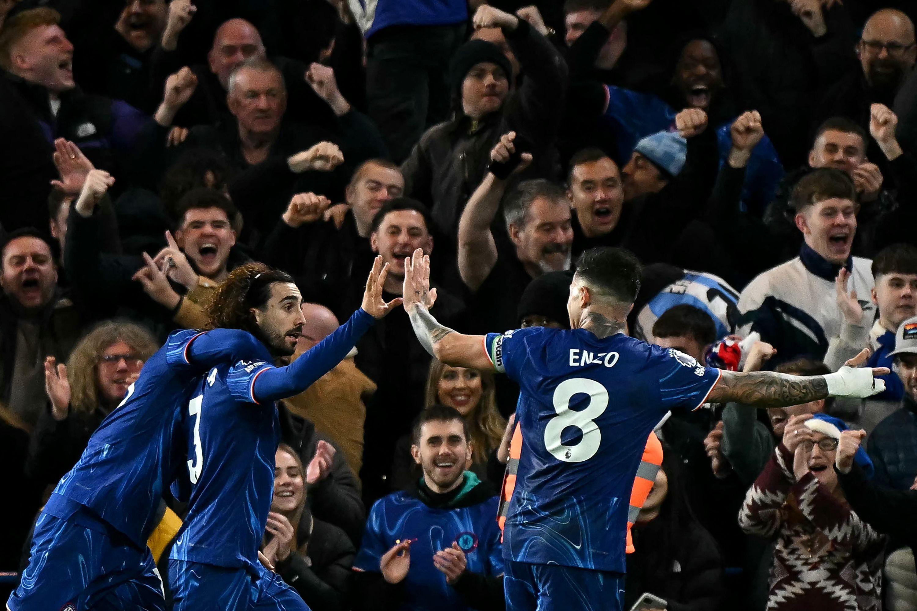 Chelsea vence Brentford em casa e encosta na liderança da Premier League