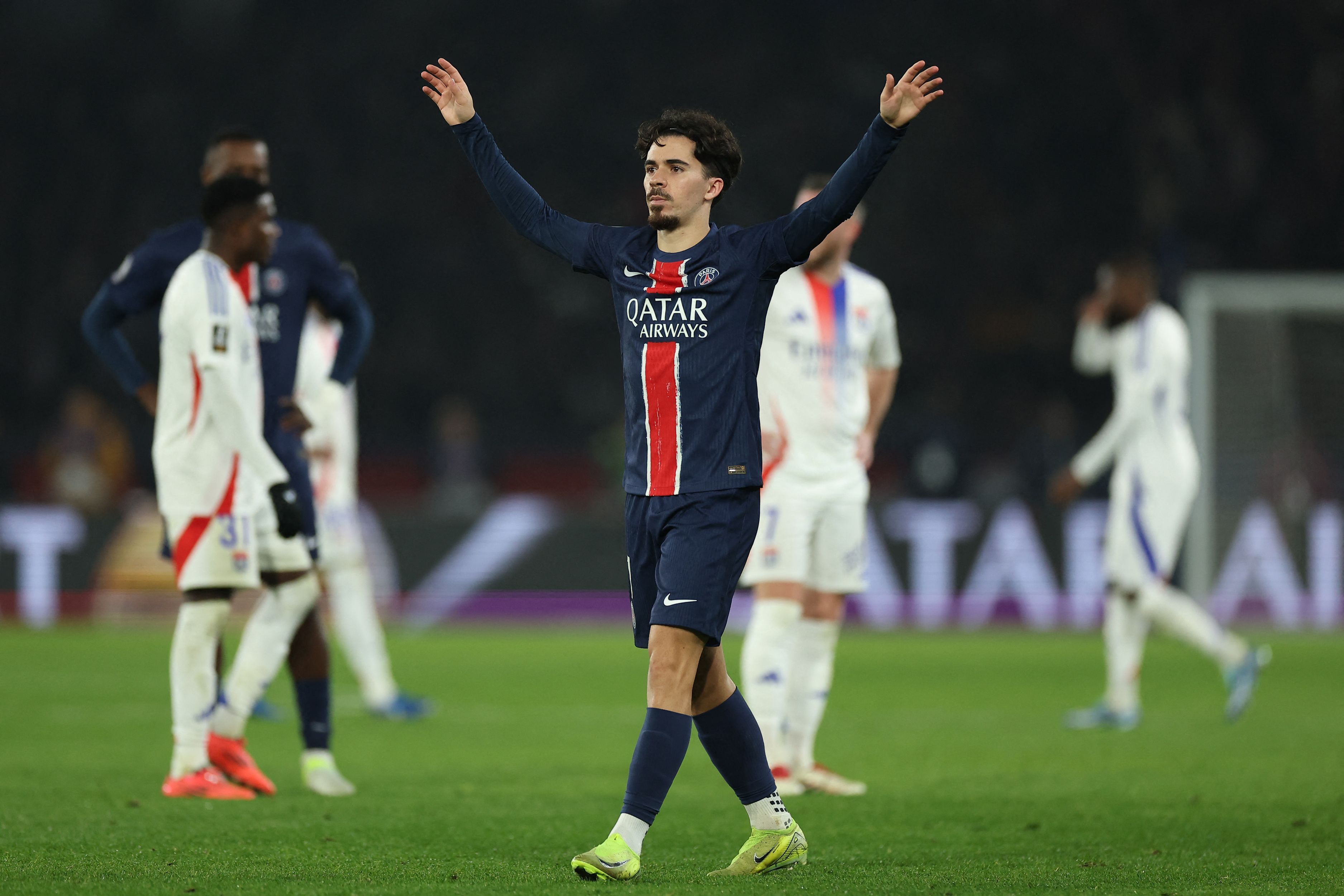 Com falha de ex-Botafogo, PSG bate Lyon pela Ligue 1