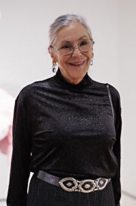 Alice Walton posa para fotos na recepção do diretor KAWS no Crystal Bridges Museum of American Art em 13 de março de 2025 em Bentonville, Arkansas