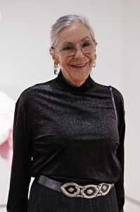Alice Walton posa para fotos na recepção do diretor KAWS no Crystal Bridges Museum of American Art em 13 de março de 2025 em Bentonville, Arkansas