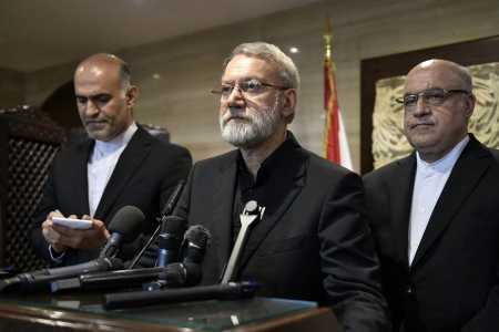O chefe do Conselho Supremo de Segurança Nacional do Irã, Ali Larijani (C), fala com repórteres após reunião com o presidente do parlamento do Líbano em Beirute, em 13 de agosto de 2025