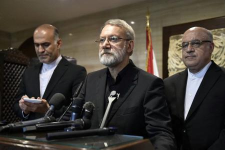 O chefe do Conselho Supremo de Segurança Nacional do Irã, Ali Larijani (C), fala com repórteres após reunião com o presidente do parlamento do Líbano em Beirute, em 13 de agosto de 2025